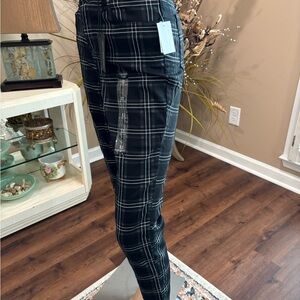 ADORABLE, COMFY & BRAND NEW PANTS IN MINT CONDITION.